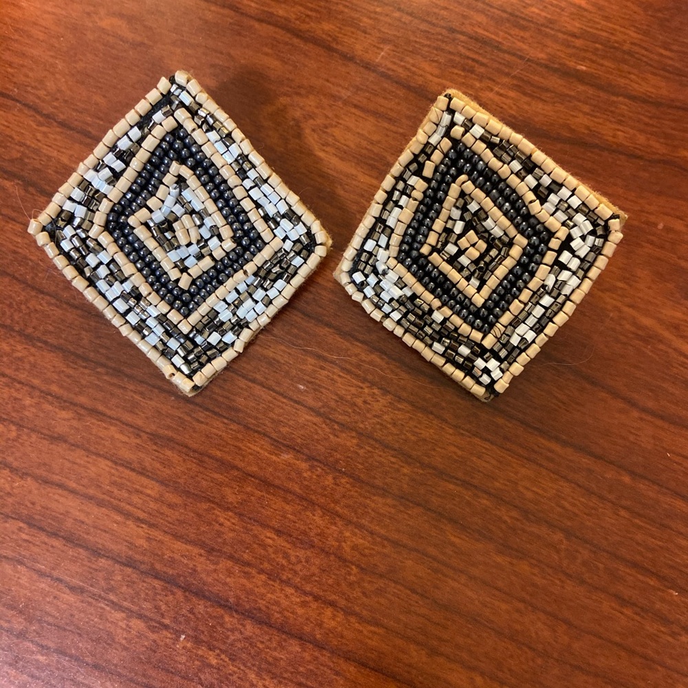 EUC boutique earrings
